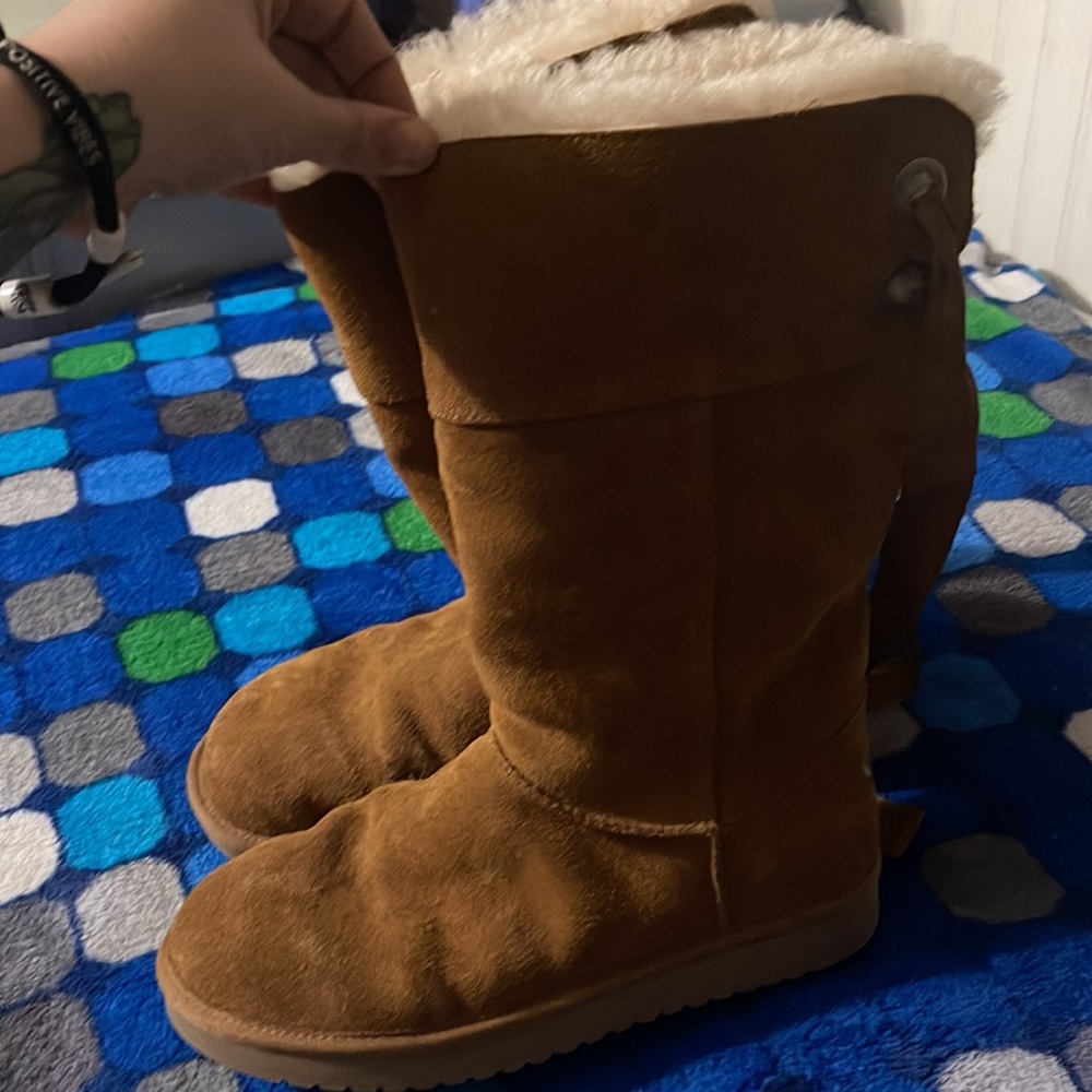 Koolaburra UGG size 9 Like new with tie back